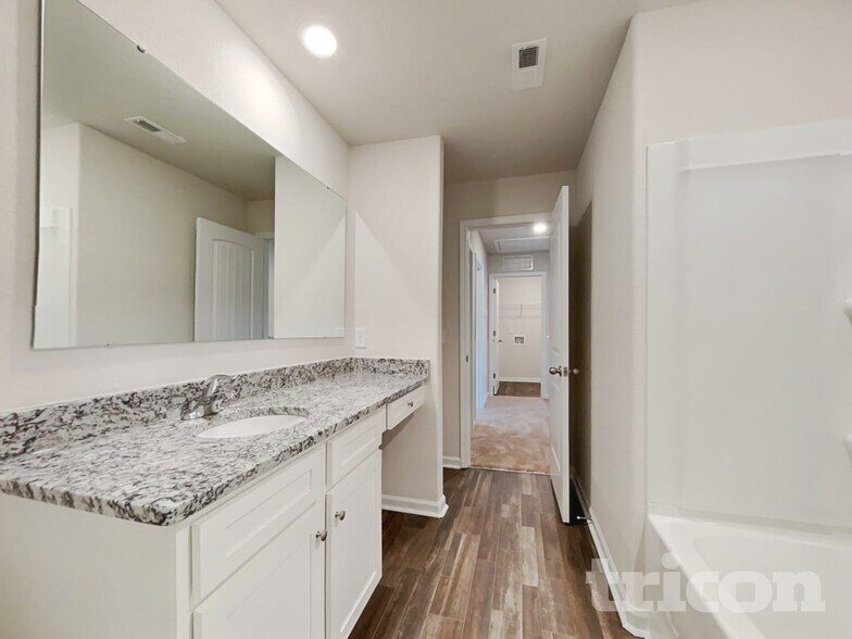 Building Photo - 2118 Southlea Dr