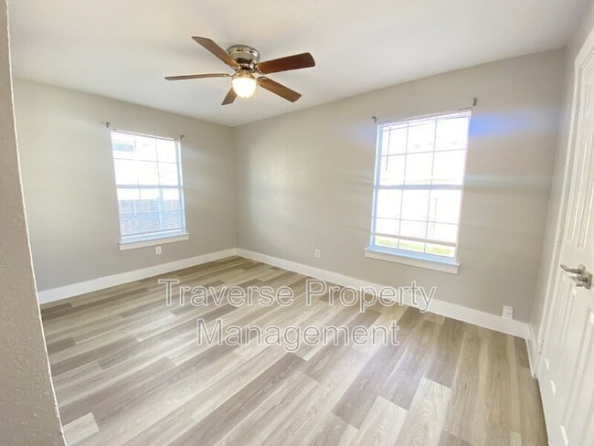 Building Photo - 5125 Sunshine Dr