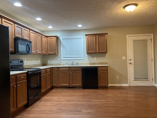 Building Photo - 128 Twin Lakes Dr