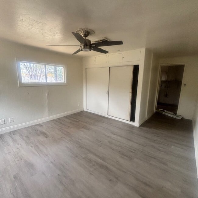 Building Photo - Modern Comfort in the Heart of Tempe