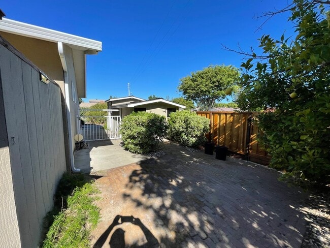 Building Photo - Great Shape Sunset West Single Family Home
