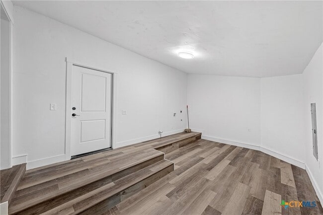 Building Photo - 1524 E Avenue B