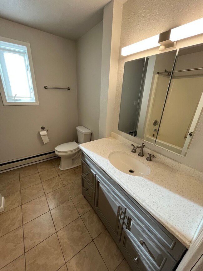 Building Photo - 407 Lathrop St