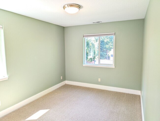 Building Photo - 4 Bed/2.5 Bath Multnomah Village Stunner w...