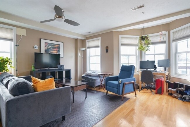 Building Photo - 32 Parker St