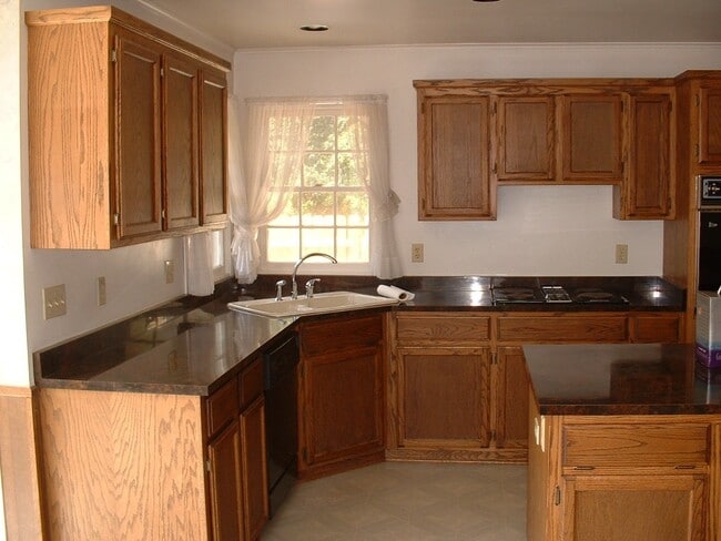 Building Photo - Charming 4 bedrooms, 2 bath on the RIVER w...
