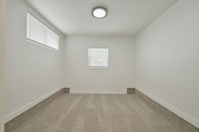 Building Photo - 6104 S Villa Ave