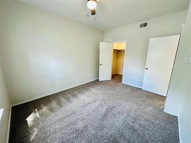 Building Photo - 4711 Spicewood Springs Rd