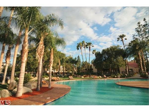 Building Photo - 5530 Owensmouth Ave