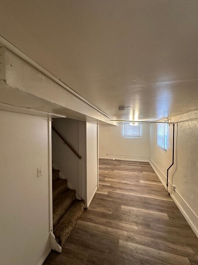 Building Photo - AJE1825