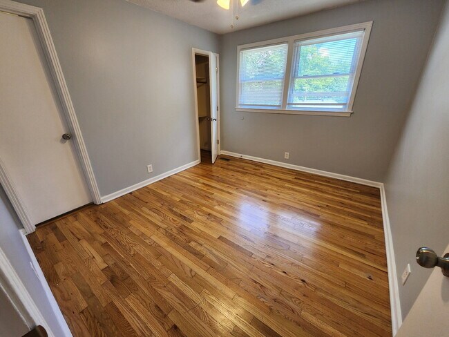 Building Photo - NEWLY REMODELED 3BR, 2BA Duplex Unit in He...