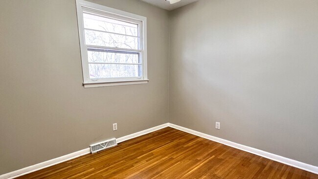 Building Photo - Coming Soon : 3BR+, 1 1/2BA house in Greenbrier