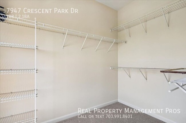 Building Photo - 7947 Crescent Park Dr
