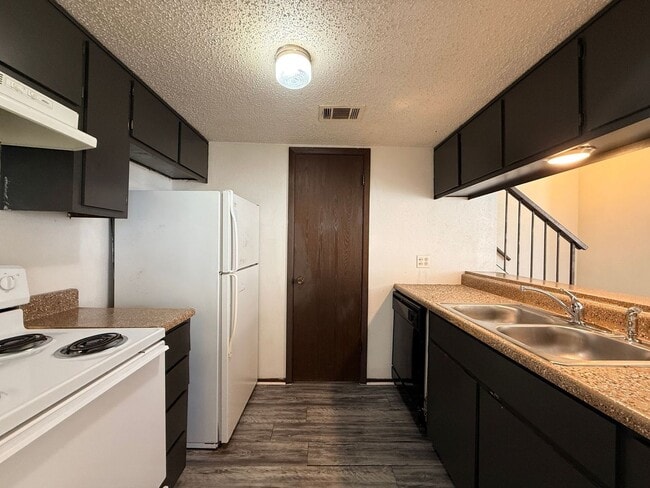 Building Photo - SECTION 8/HUD ACCEPTED - AVAILABLE NOW!