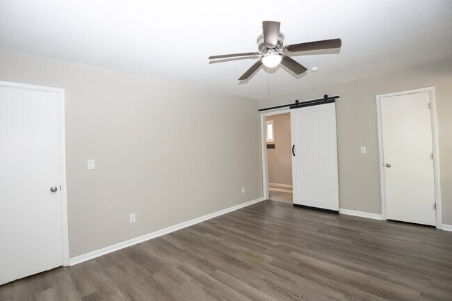Building Photo - "Charming 3-Bedroom Retreat with Granite Touches and Cozy Fireplace on Winchester Rd!"