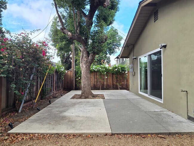 Building Photo - Blossomhillduplex