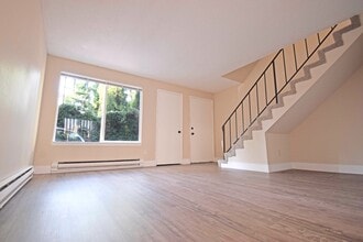 Building Photo - Spacious 2 BR Townhome in SW Portland! W/S/G is Included