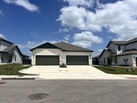 Building Photo - Beautiful Emma Park Duplex