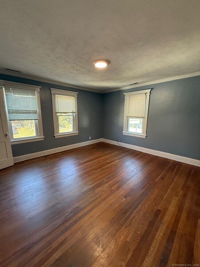 Building Photo - 498 Hawley Ave
