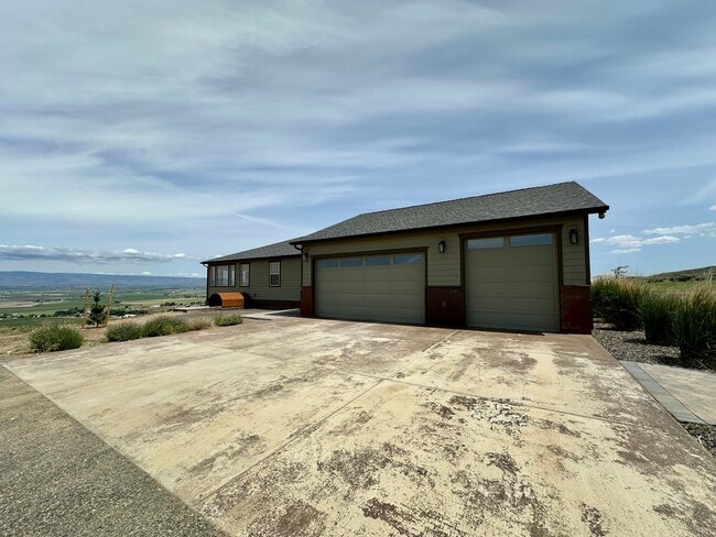 Building Photo - House On the Hill with Beautiful Views!