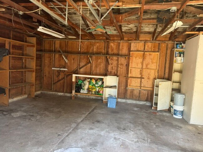 Building Photo - 2 Bed House -  Charm, Privacy, Storage and Convenience