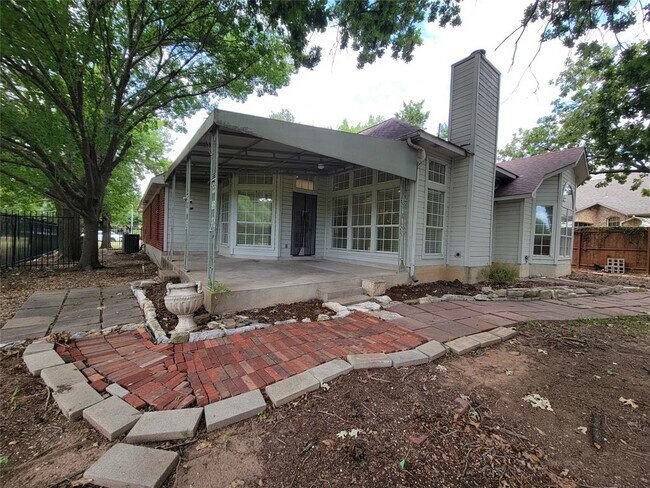 Building Photo - 105 W Oxford Dr