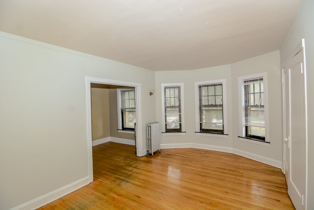 Building Photo - 2208 W Ainslie