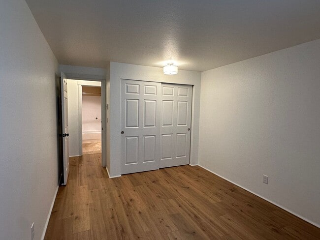 Building Photo - Sterling Heights Condo - Bellevue