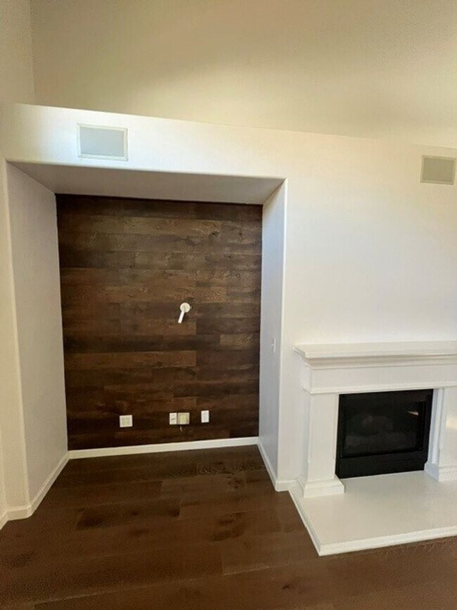 Building Photo - 1534 N Oliveto Ct