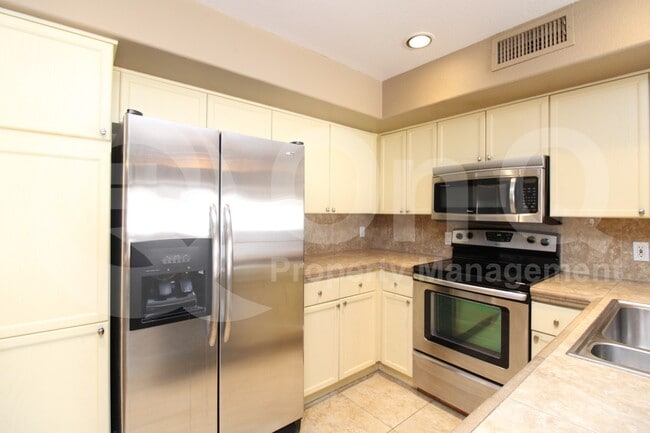 Building Photo - 710 S St Martin Dr