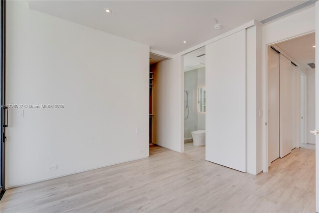 Building Photo - 735 Fernwood Rd