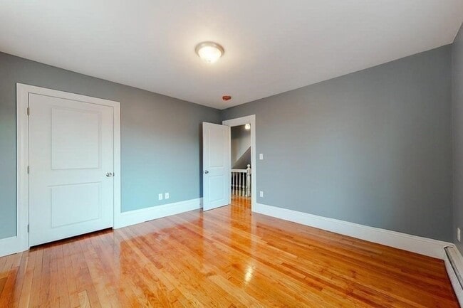 Building Photo - 127 Pond St
