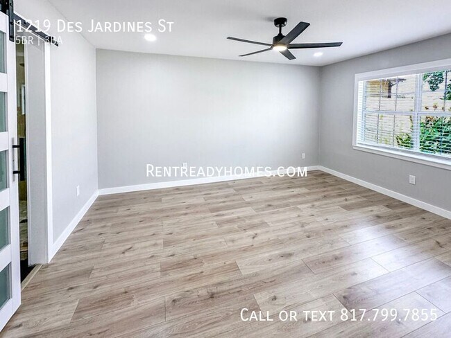 Building Photo - 1219 Des Jardines St