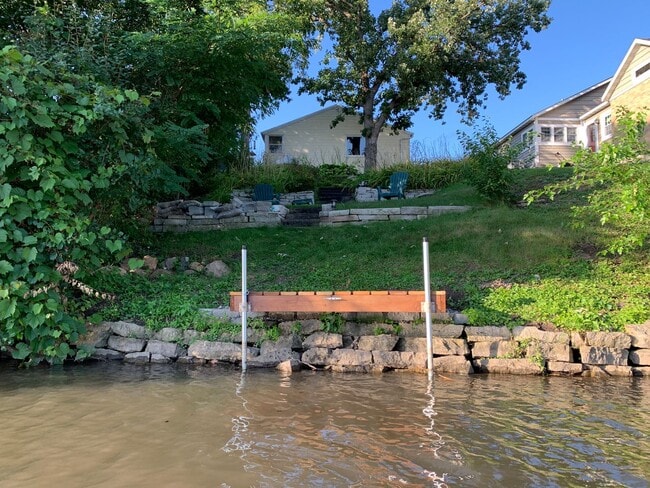 Building Photo - 1 Bed, 1 Bath Home on Silver Lake Available For Rent