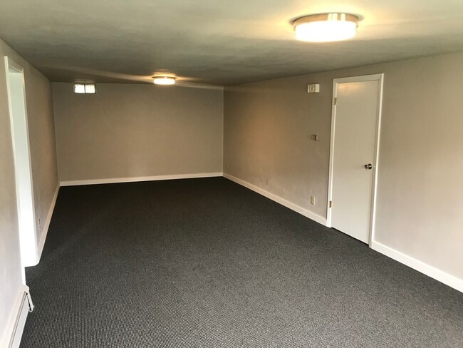 Building Photo - Large 5 bed 3 bath family home with two separate kitchens! Close to Augustana!