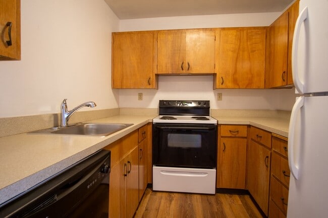Building Photo - FREE RENT HERE! Close in NE-2 Bedroom, 1.5 Bath Ready Now!
