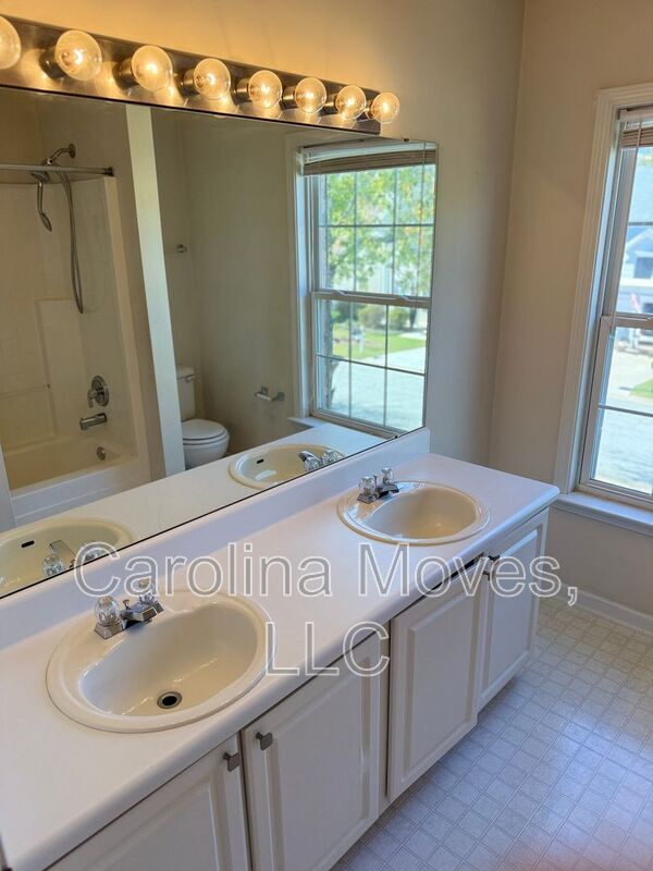 Building Photo - 4 Bay Hill Dr