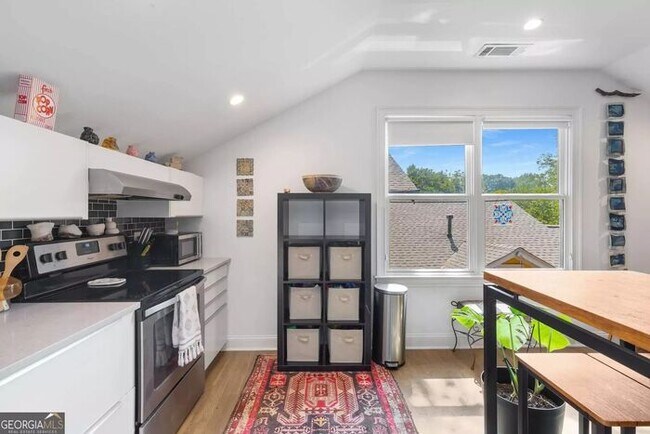Building Photo - Renovated 2BR/1BA Attic Apartment with In-Unit Washer & Dryer – Prime Atlanta Location