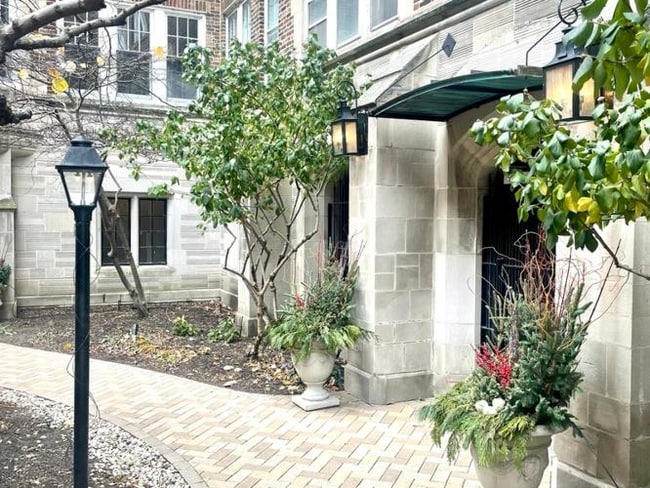 Building Photo - 6334 N Sheridan Rd