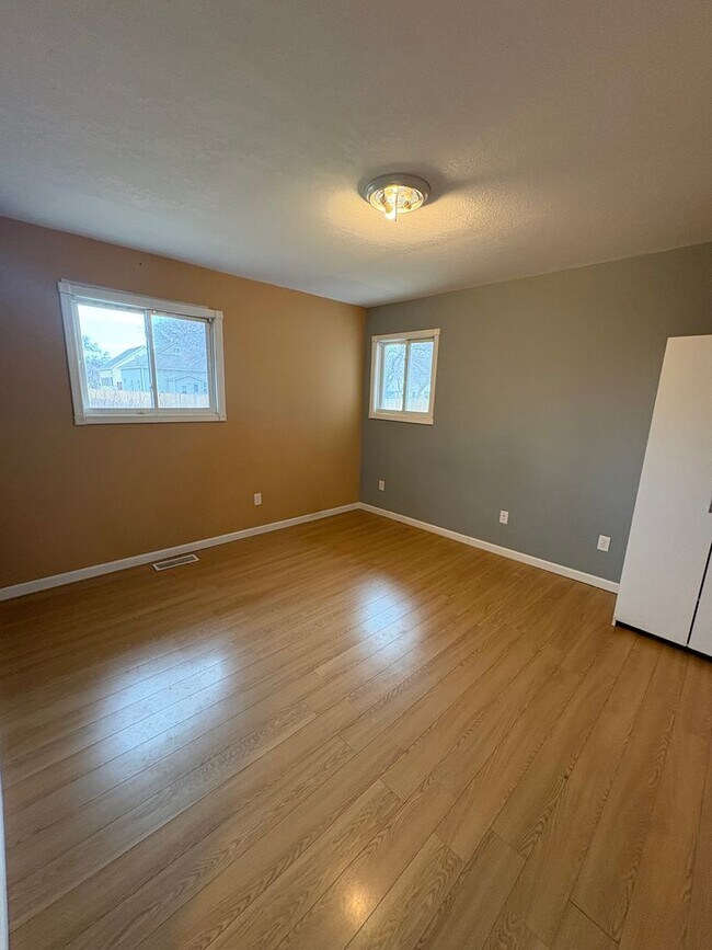 Building Photo - 812-812 5th Ave NW