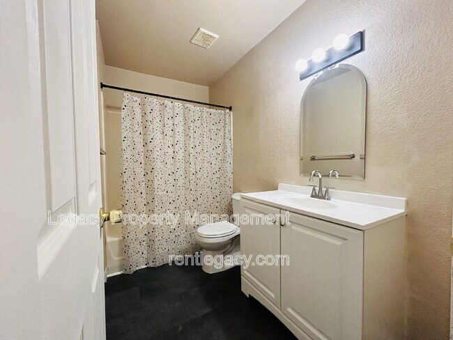 Building Photo - 7445 Auburn Oaks Ct