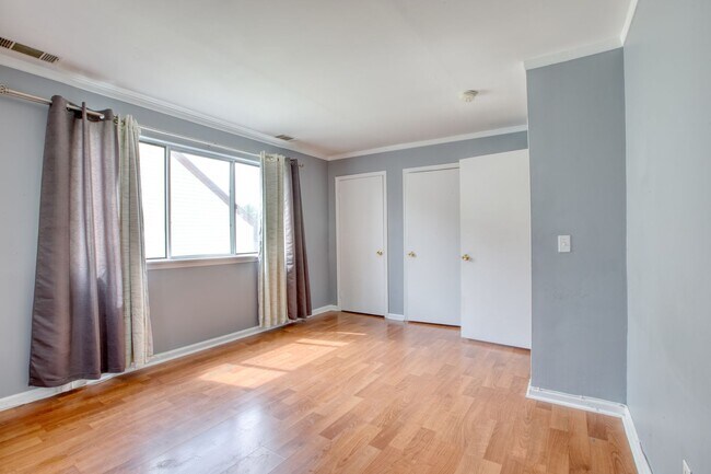 Building Photo - Lovely 2 bed 1.5 bat Condo is quiet Stamford Neighborhood