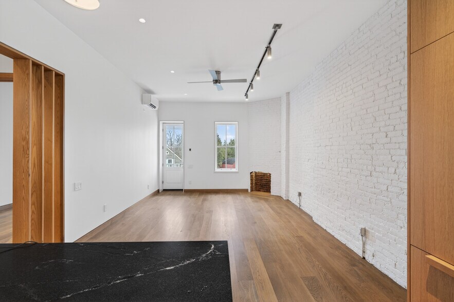 Building Photo - 316 Wall St