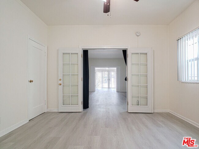 Building Photo - 336 S Wilton Pl