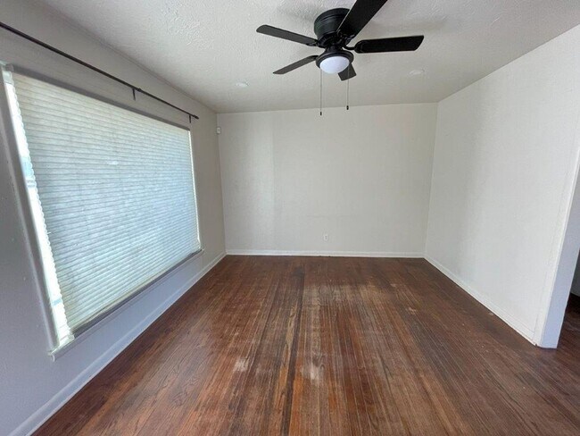 Building Photo - 2 bed 1 bath available just in Time for th...