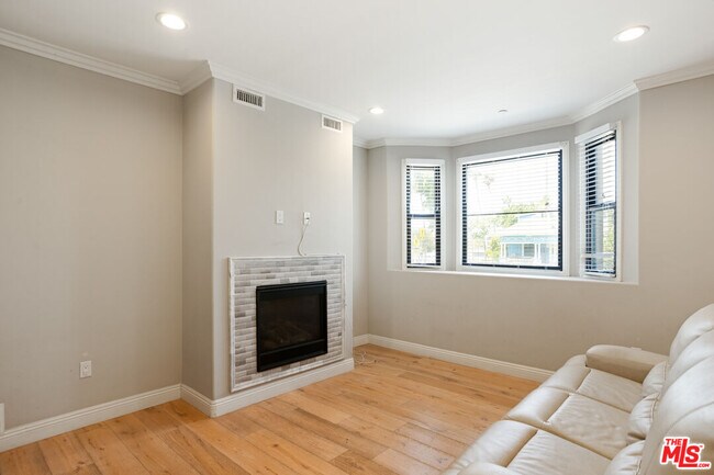 Building Photo - 730 S Marengo Ave