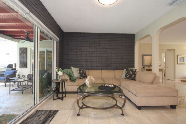 Building Photo - 609 S Crescent Dr