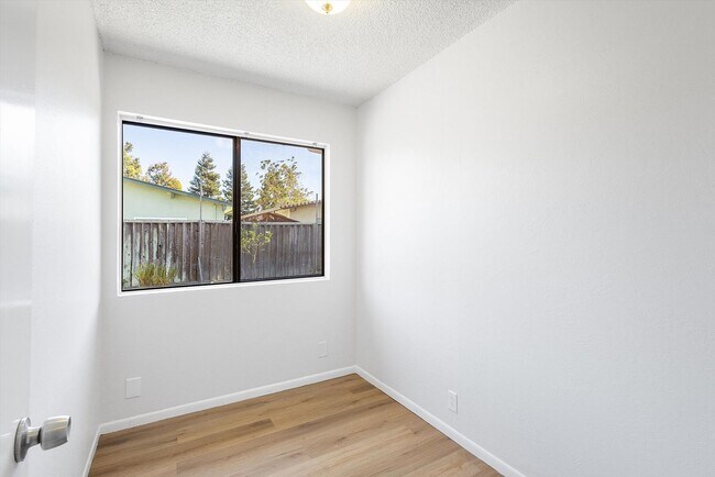 Building Photo - 1256 Rosewood Way
