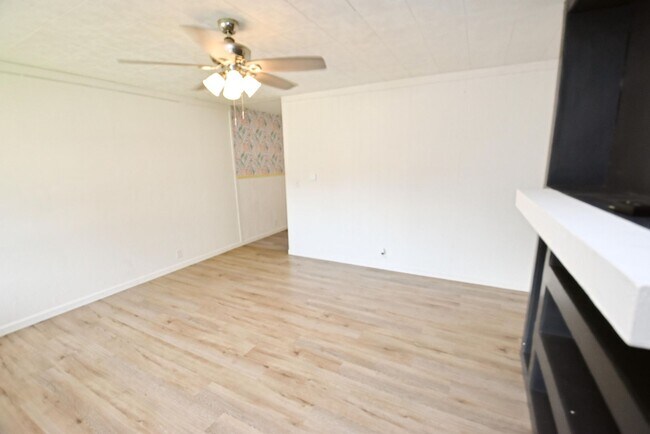 Building Photo - Northside Ranch style home near the riverwalk