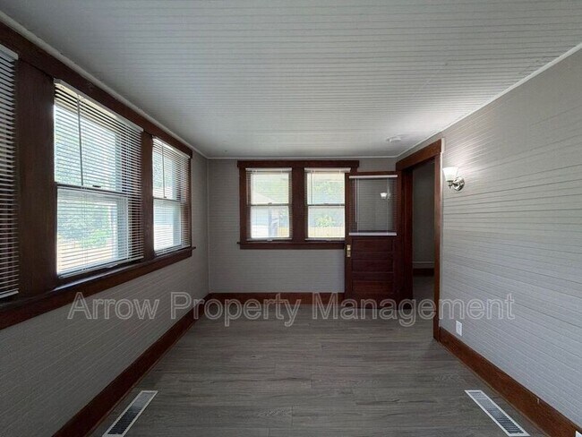 Building Photo - 2049 Worthington Ave